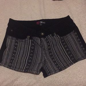 Bebe tribal down pattern black shorts SIZE 28